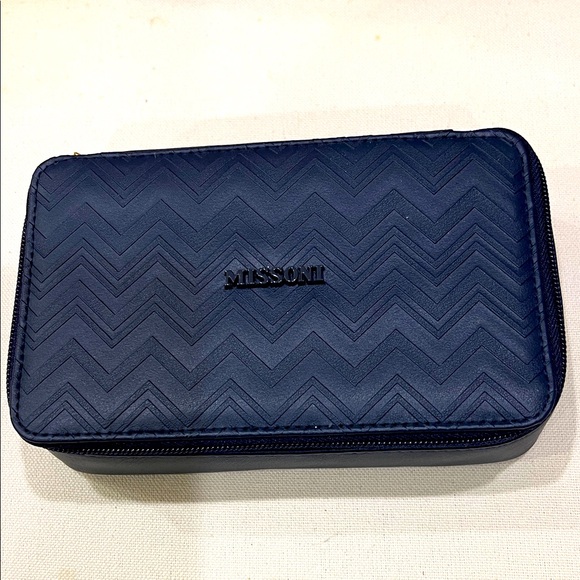 ‼️FREE‼️ travel pouch - Picture 1 of 4